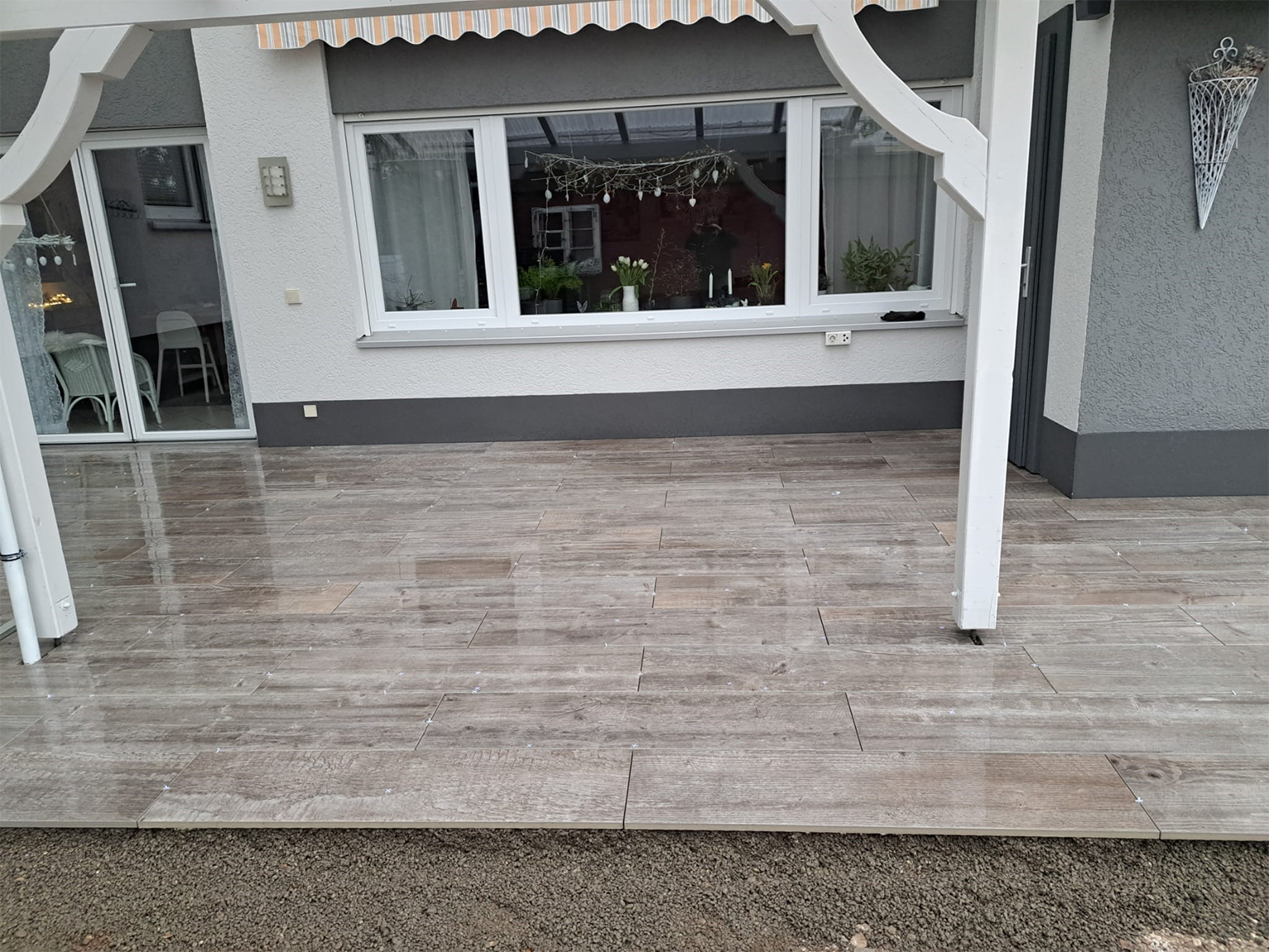 Terrassengestaltung. Terrasse neu gestalten mit  Keramikplatten verlegt